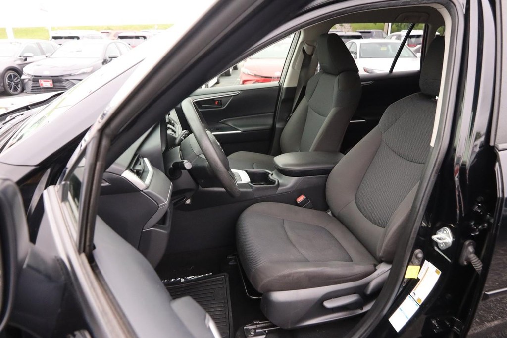 Toyota RAV4 Vehicle Full-screen Gallery Image 8