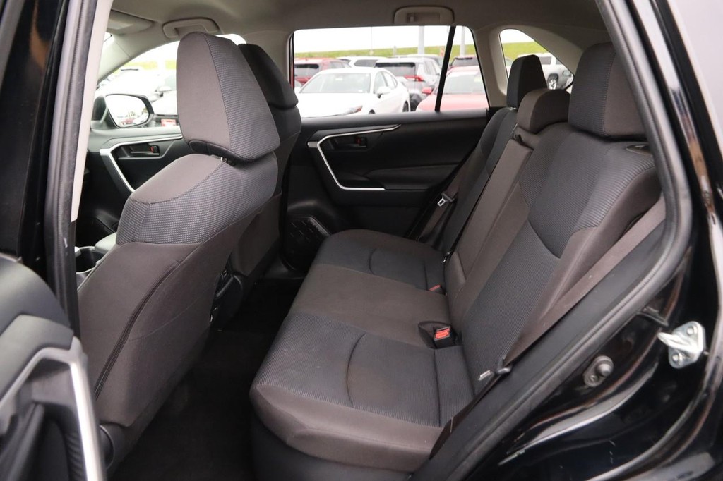 Toyota RAV4 Vehicle Full-screen Gallery Image 9