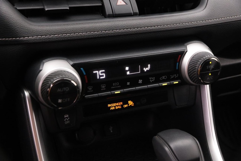 Toyota RAV4 Vehicle Full-screen Gallery Image 17