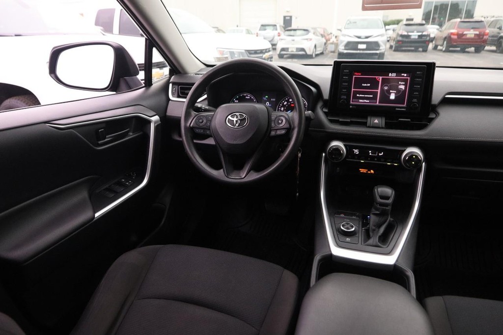 Toyota RAV4 Vehicle Full-screen Gallery Image 21