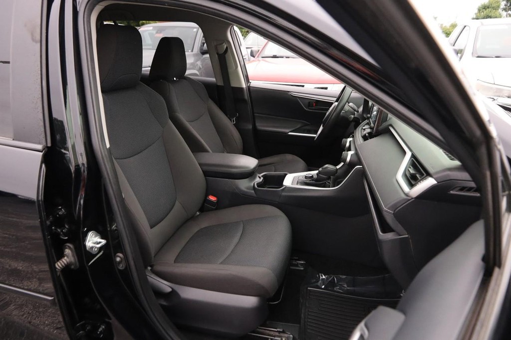Toyota RAV4 Vehicle Full-screen Gallery Image 25