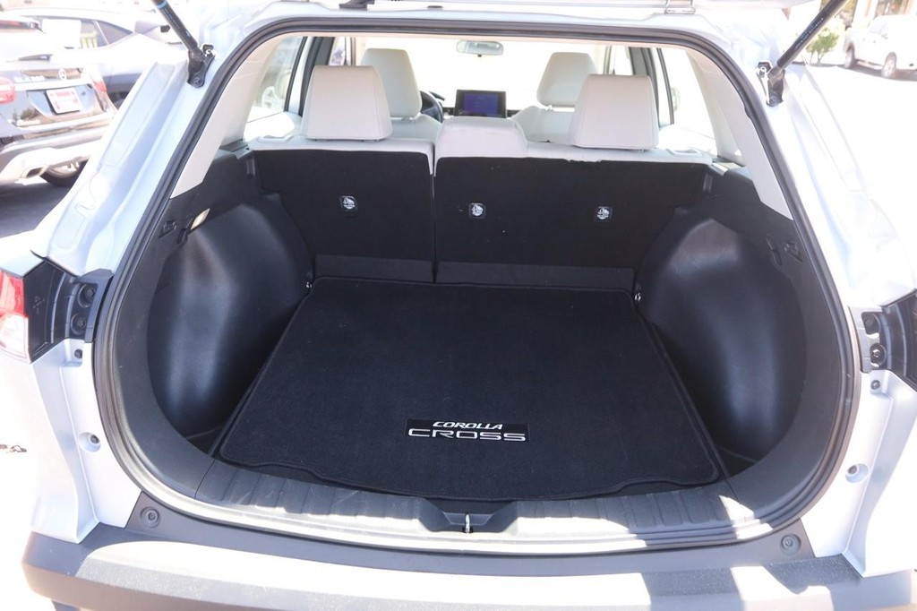 Toyota Corolla Cross Vehicle Full-screen Gallery Image 24