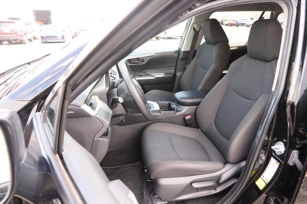 Toyota RAV4 Vehicle Full-screen Gallery Image 8