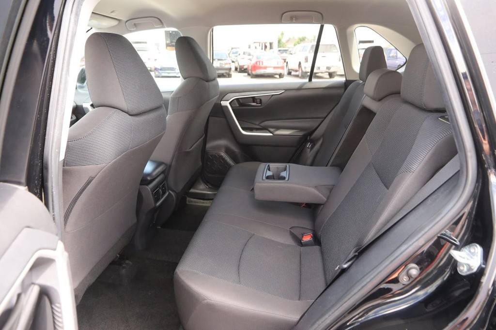 Toyota RAV4 Vehicle Full-screen Gallery Image 9