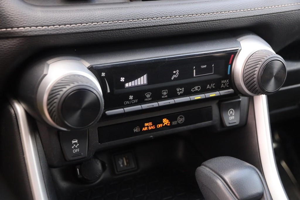 Toyota RAV4 Vehicle Full-screen Gallery Image 16