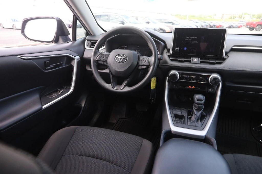 Toyota RAV4 Vehicle Full-screen Gallery Image 20
