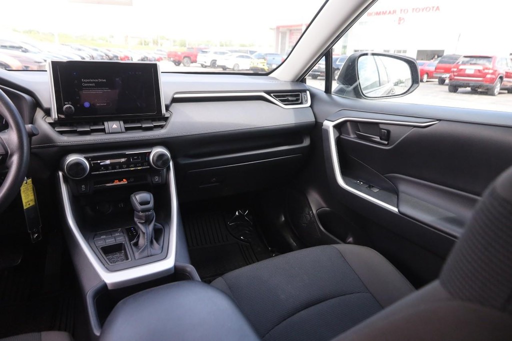 Toyota RAV4 Vehicle Full-screen Gallery Image 23