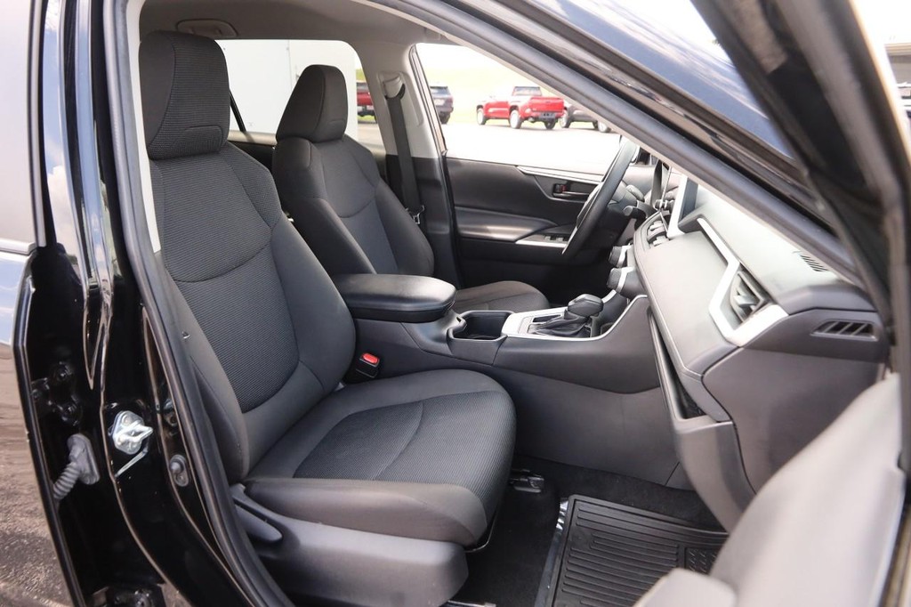 Toyota RAV4 Vehicle Full-screen Gallery Image 24
