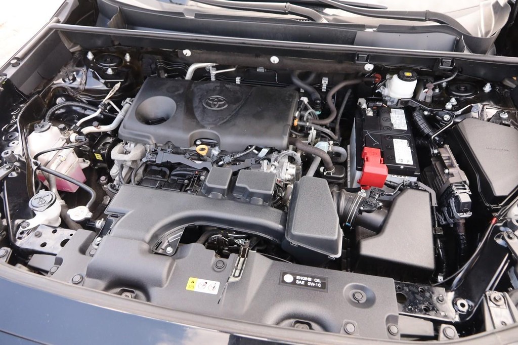 Toyota RAV4 Vehicle Full-screen Gallery Image 25