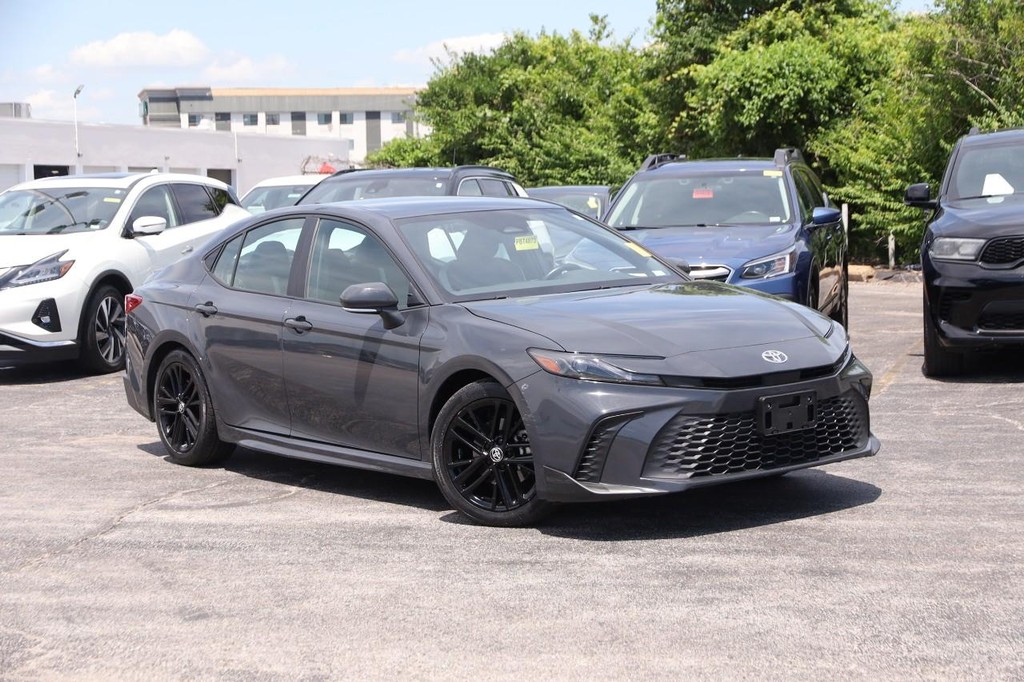 Toyota Camry Vehicle Full-screen Gallery Image 2