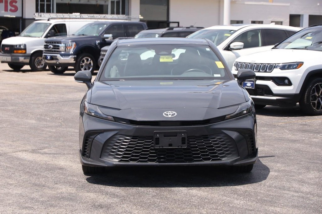 Toyota Camry Vehicle Full-screen Gallery Image 4