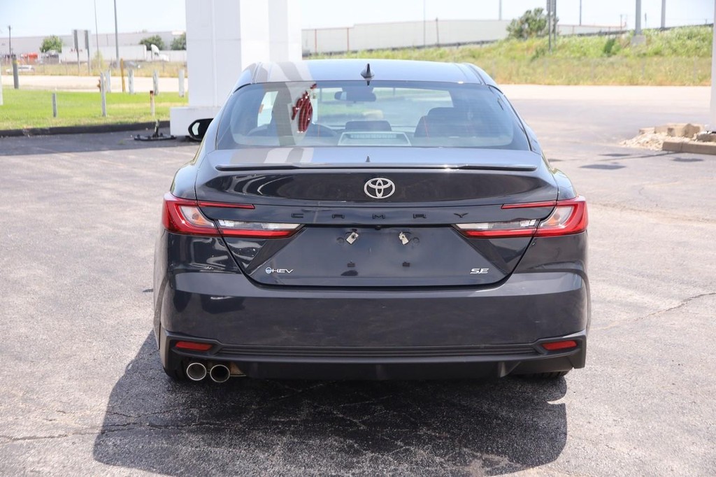 Toyota Camry Vehicle Full-screen Gallery Image 6