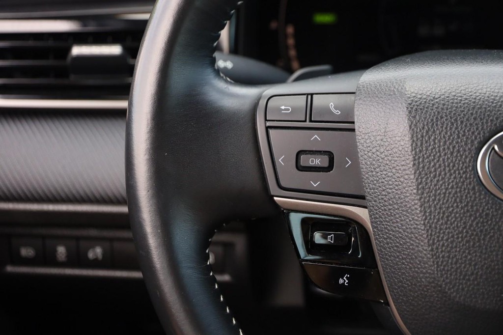 Toyota Camry Vehicle Full-screen Gallery Image 11