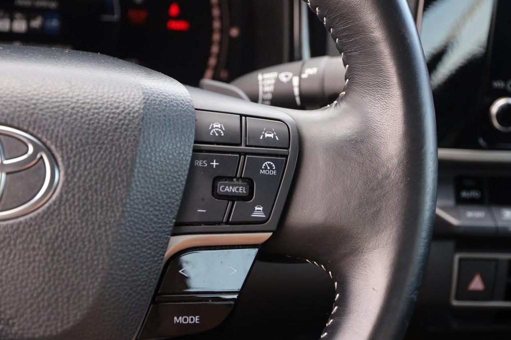 Toyota Camry Vehicle Full-screen Gallery Image 12