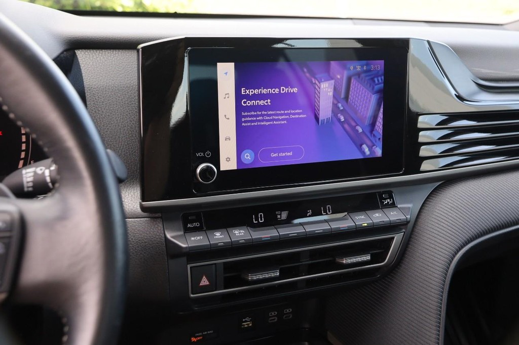 Toyota Camry Vehicle Full-screen Gallery Image 15