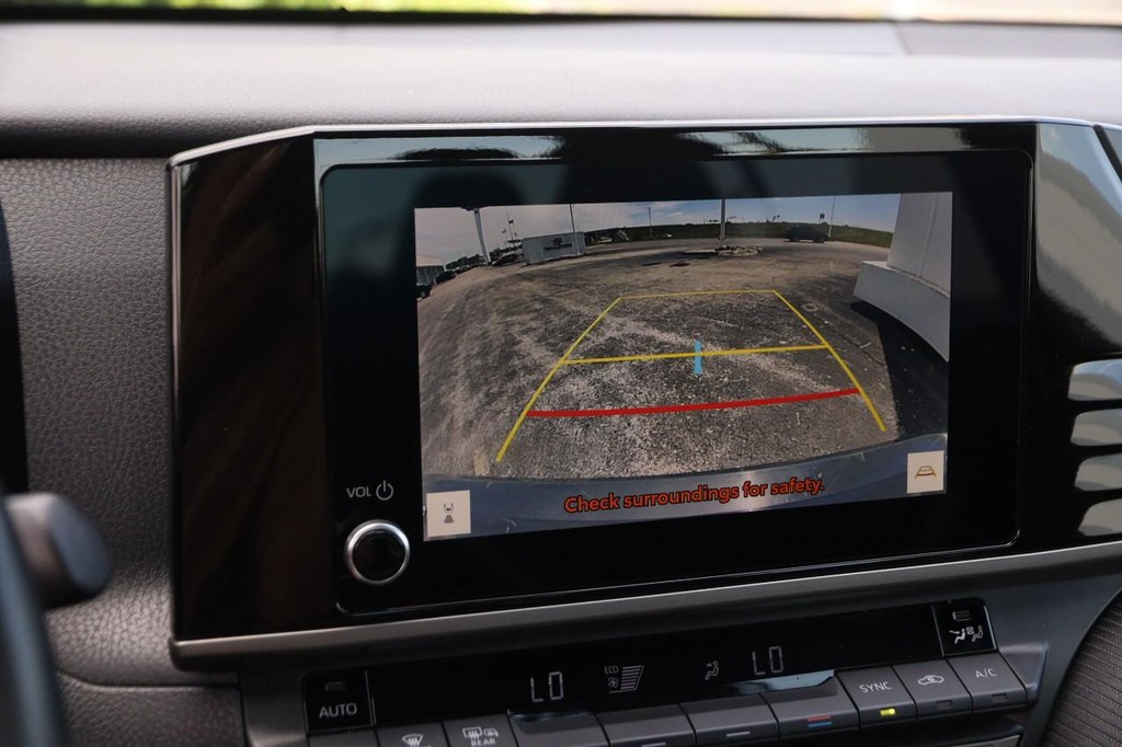 Toyota Camry Vehicle Full-screen Gallery Image 16