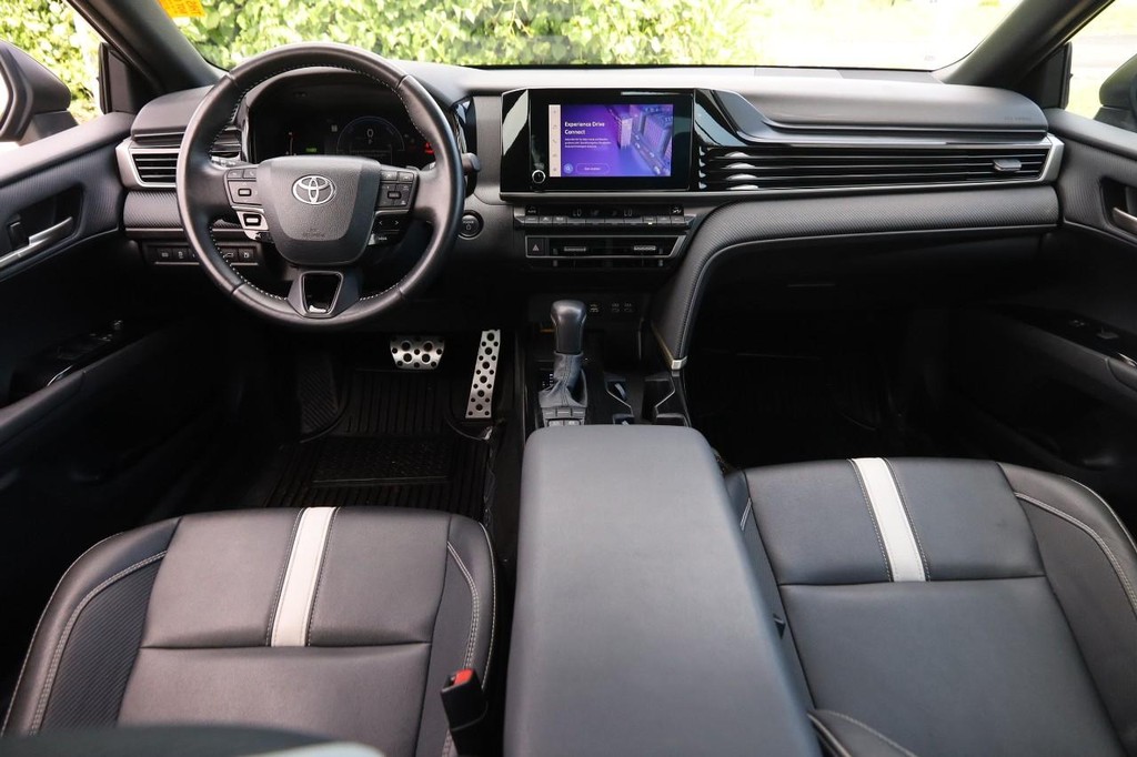 Toyota Camry Vehicle Full-screen Gallery Image 21