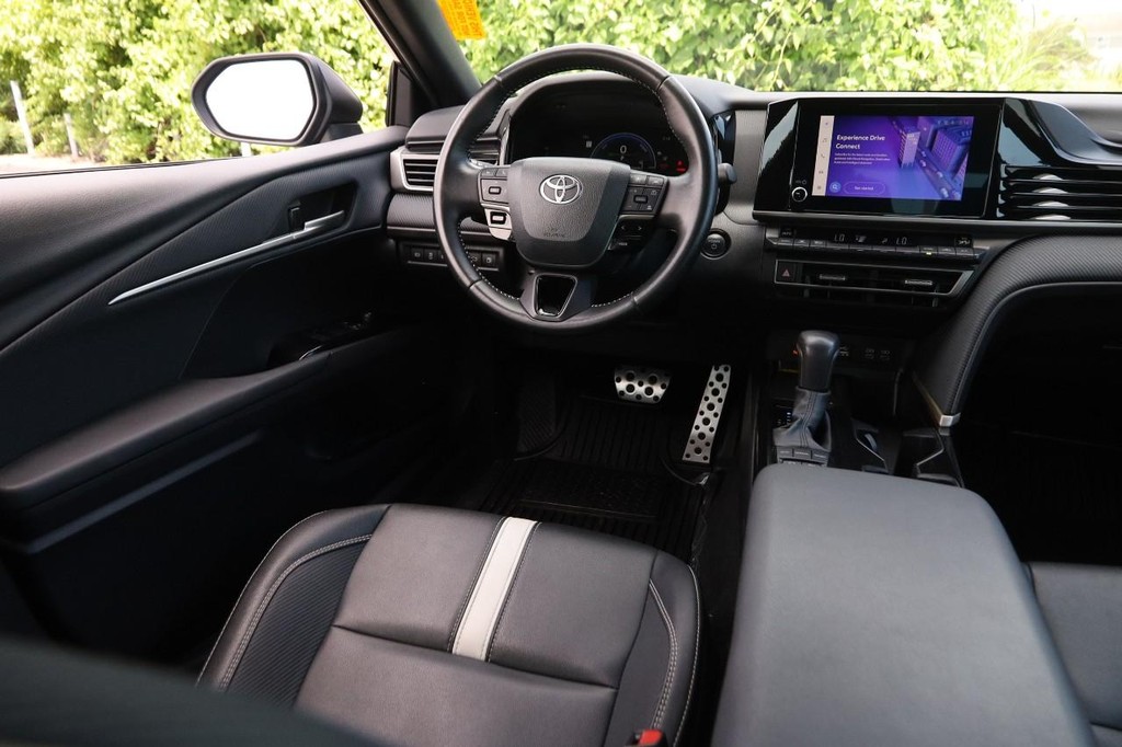Toyota Camry Vehicle Full-screen Gallery Image 22