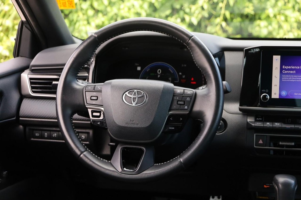 Toyota Camry Vehicle Full-screen Gallery Image 23