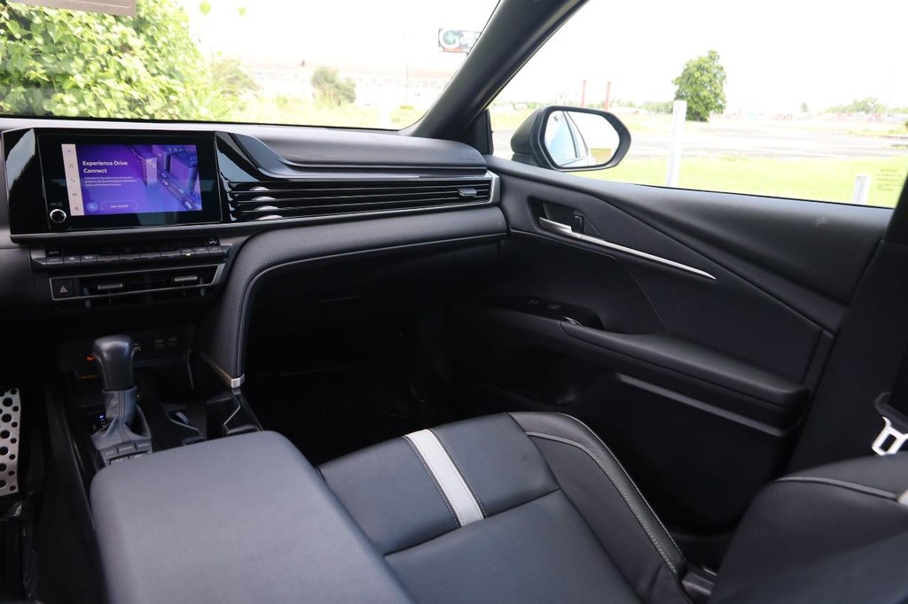 Toyota Camry Vehicle Full-screen Gallery Image 25