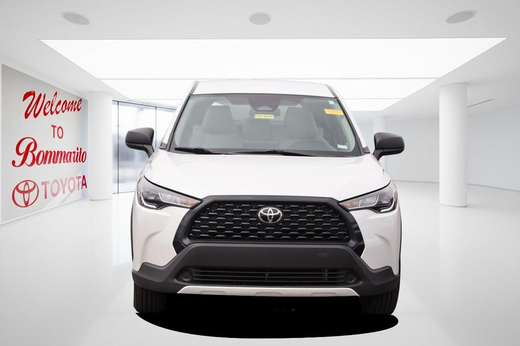Toyota Corolla Cross Vehicle Full-screen Gallery Image 4