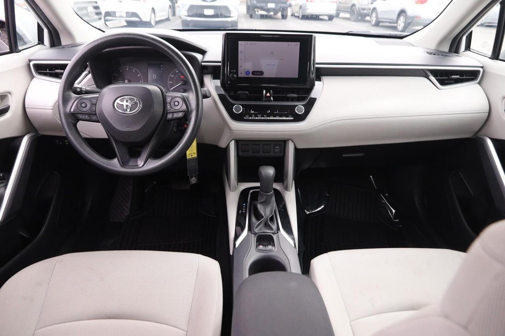 Toyota Corolla Cross Vehicle Full-screen Gallery Image 24