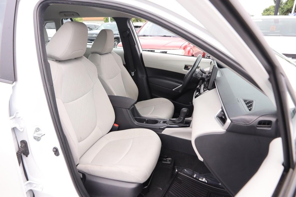 Toyota Corolla Cross Vehicle Full-screen Gallery Image 26