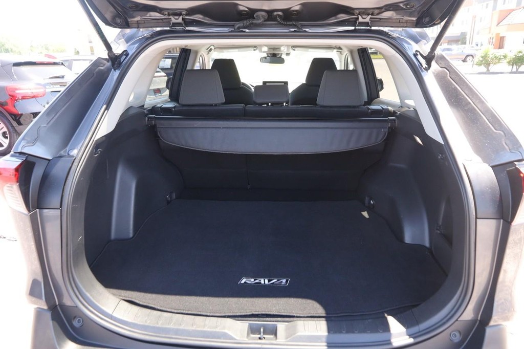 Toyota RAV4 Vehicle Full-screen Gallery Image 7
