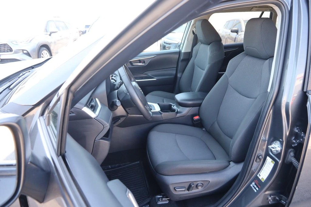 Toyota RAV4 Vehicle Full-screen Gallery Image 8