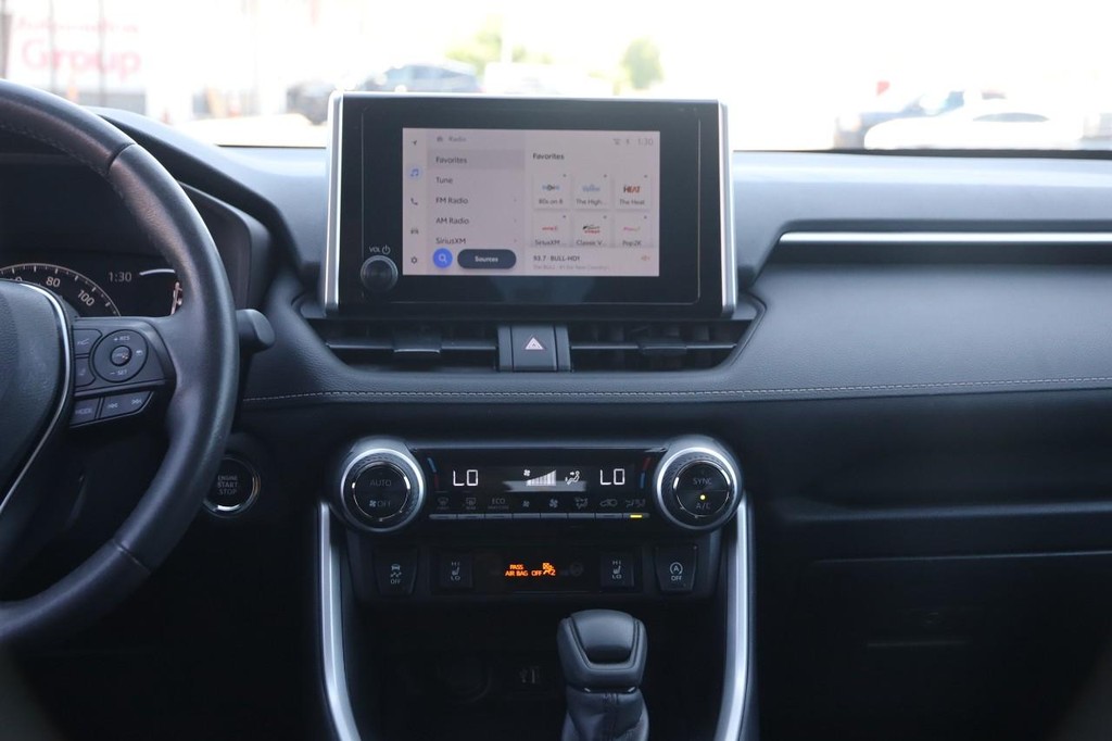 Toyota RAV4 Vehicle Full-screen Gallery Image 17