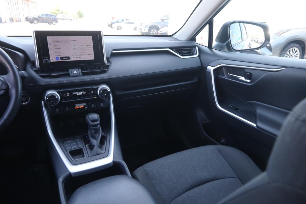 Toyota RAV4 Vehicle Full-screen Gallery Image 24