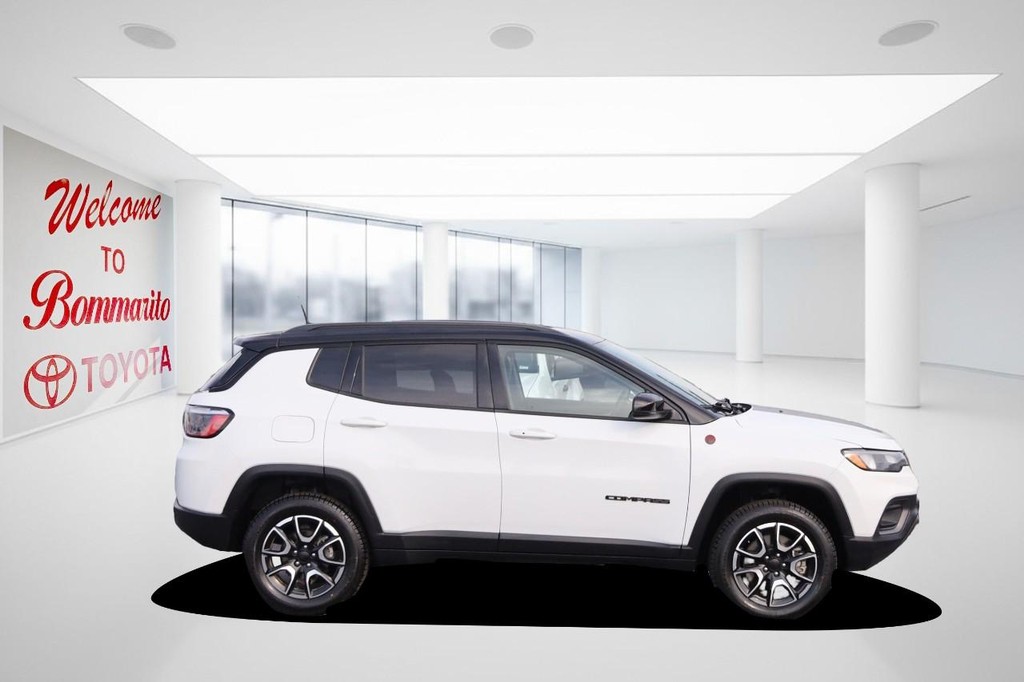 Jeep Compass Vehicle Full-screen Gallery Image 5
