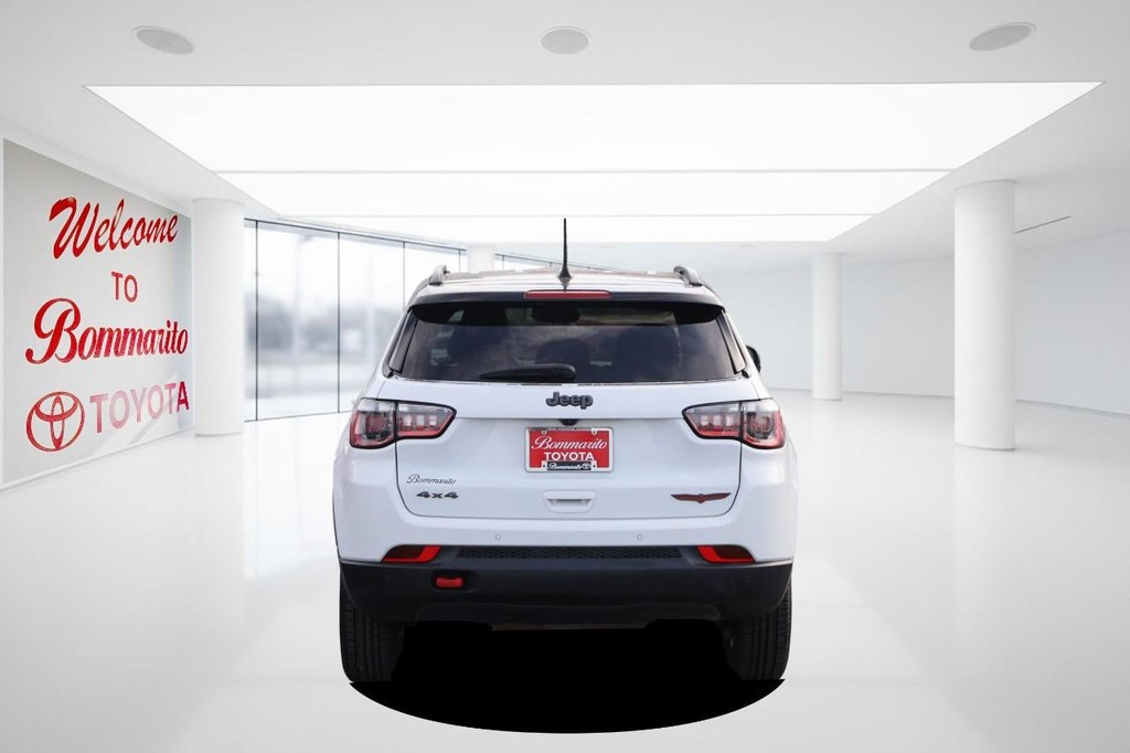 Jeep Compass Vehicle Full-screen Gallery Image 6