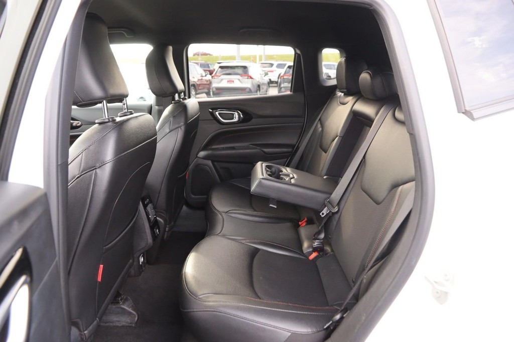 Jeep Compass Vehicle Full-screen Gallery Image 9