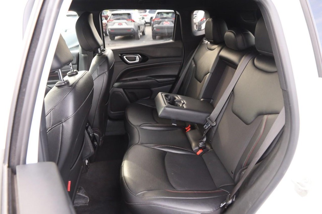 Jeep Compass Vehicle Full-screen Gallery Image 10