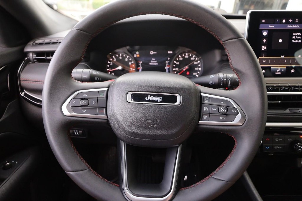 Jeep Compass Vehicle Full-screen Gallery Image 11