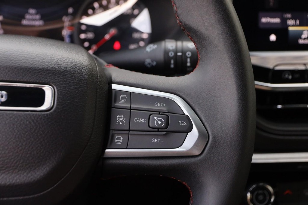 Jeep Compass Vehicle Full-screen Gallery Image 13