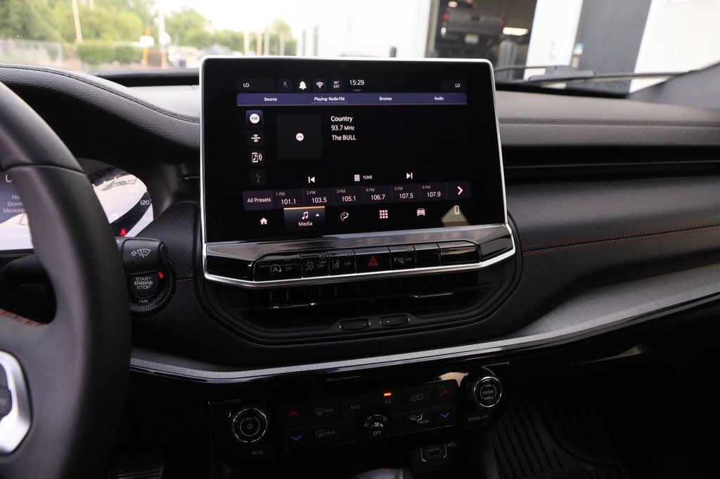 Jeep Compass Vehicle Full-screen Gallery Image 16