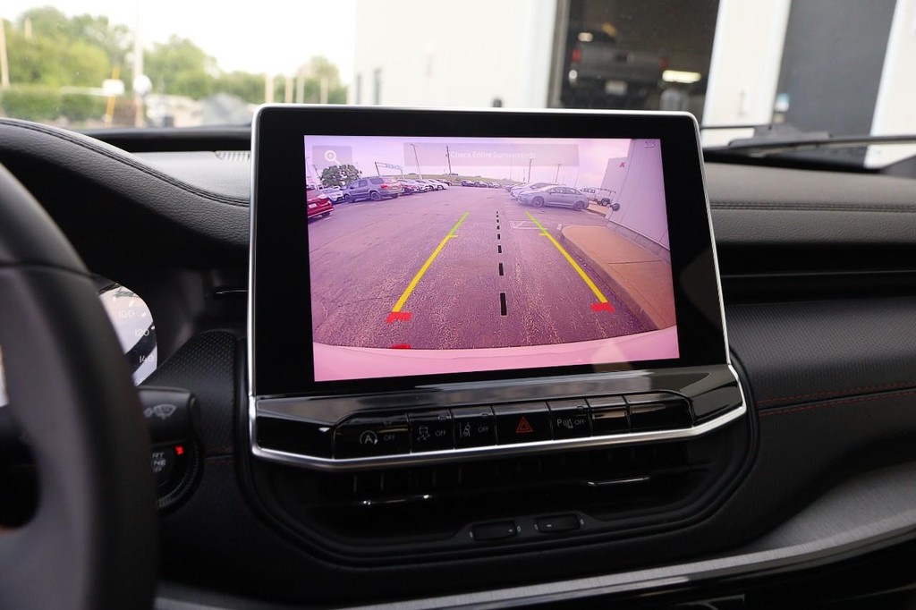 Jeep Compass Vehicle Full-screen Gallery Image 18