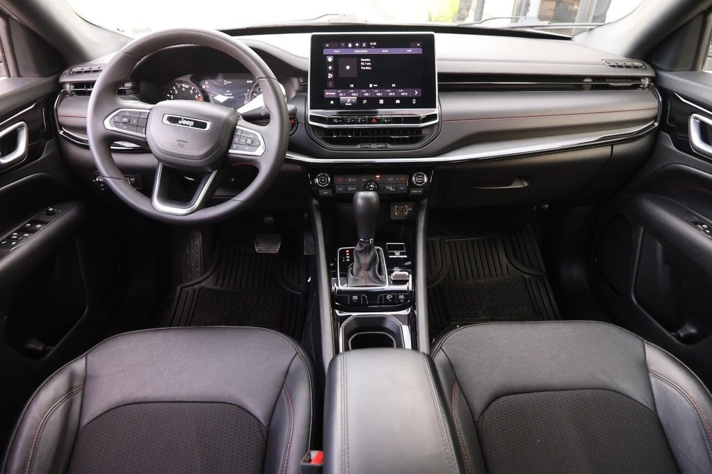 Jeep Compass Vehicle Full-screen Gallery Image 23