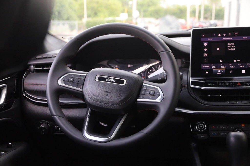 Jeep Compass Vehicle Full-screen Gallery Image 25