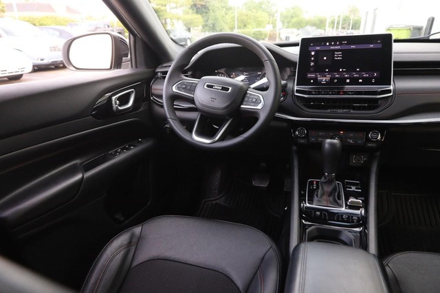 Jeep Compass Vehicle Image 24