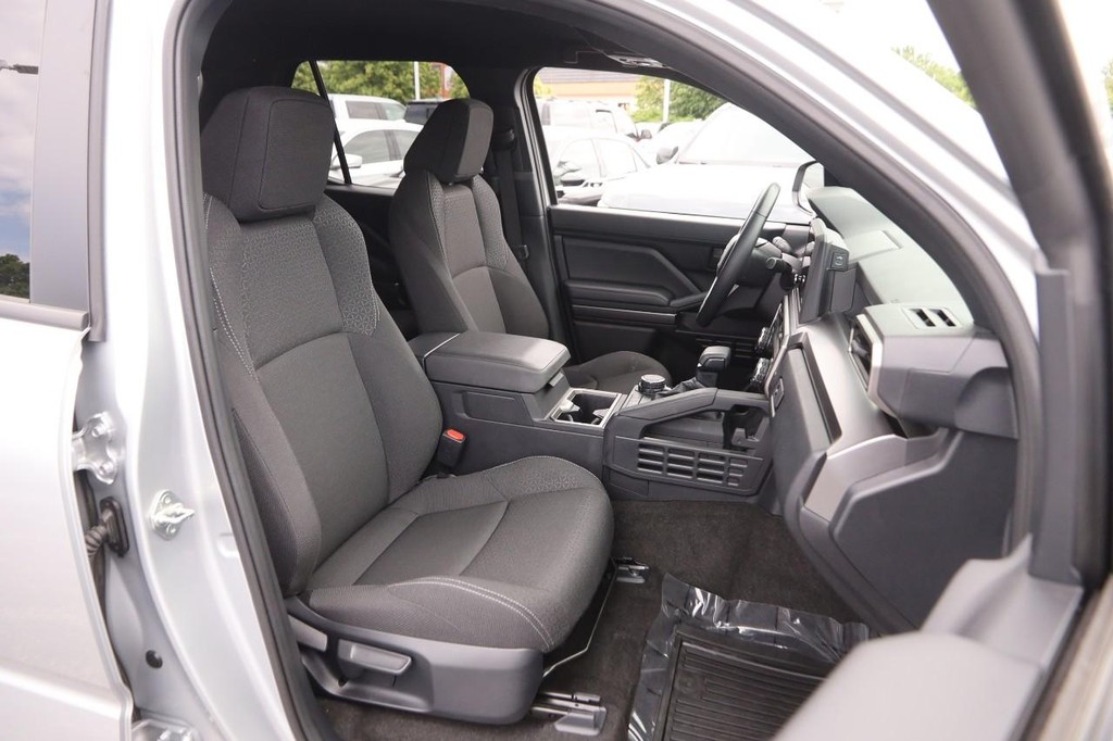 Toyota 4Runner Vehicle Full-screen Gallery Image 8
