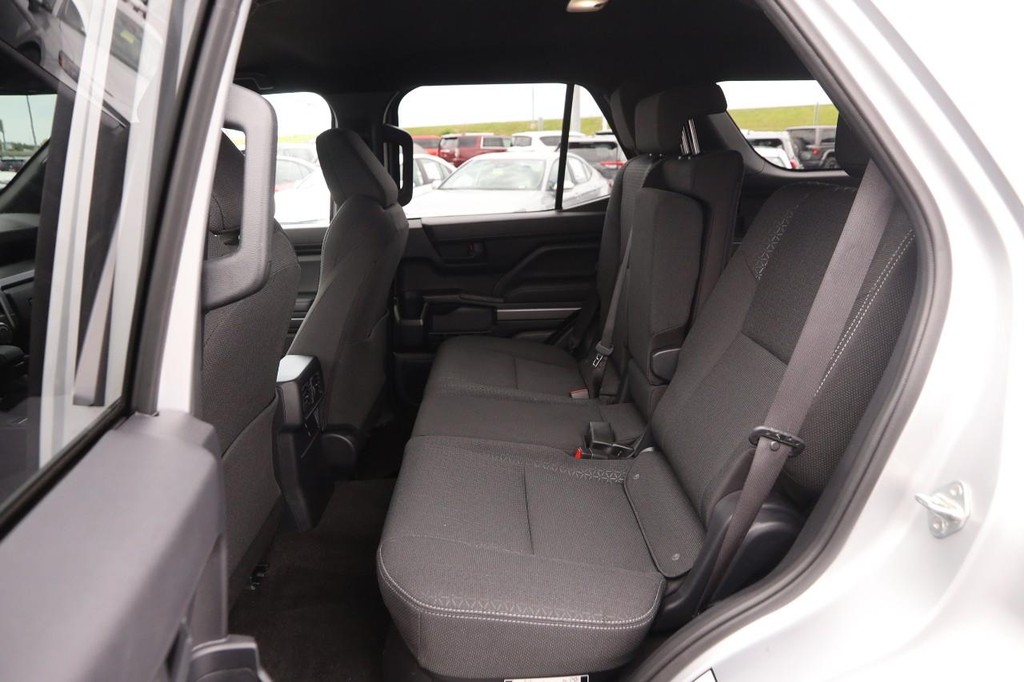 Toyota 4Runner Vehicle Full-screen Gallery Image 25