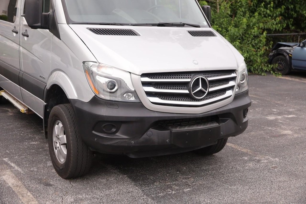 Mercedes-Benz Sprinter Crew Vans Vehicle Full-screen Gallery Image 2