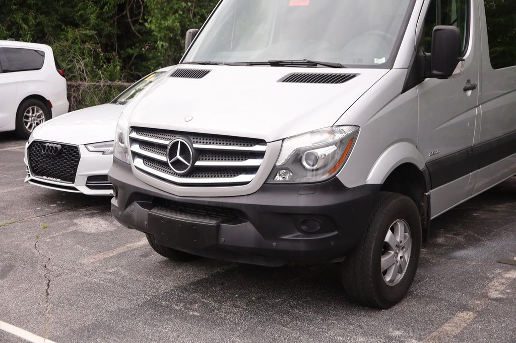 Mercedes-Benz Sprinter Crew Vans Vehicle Full-screen Gallery Image 5