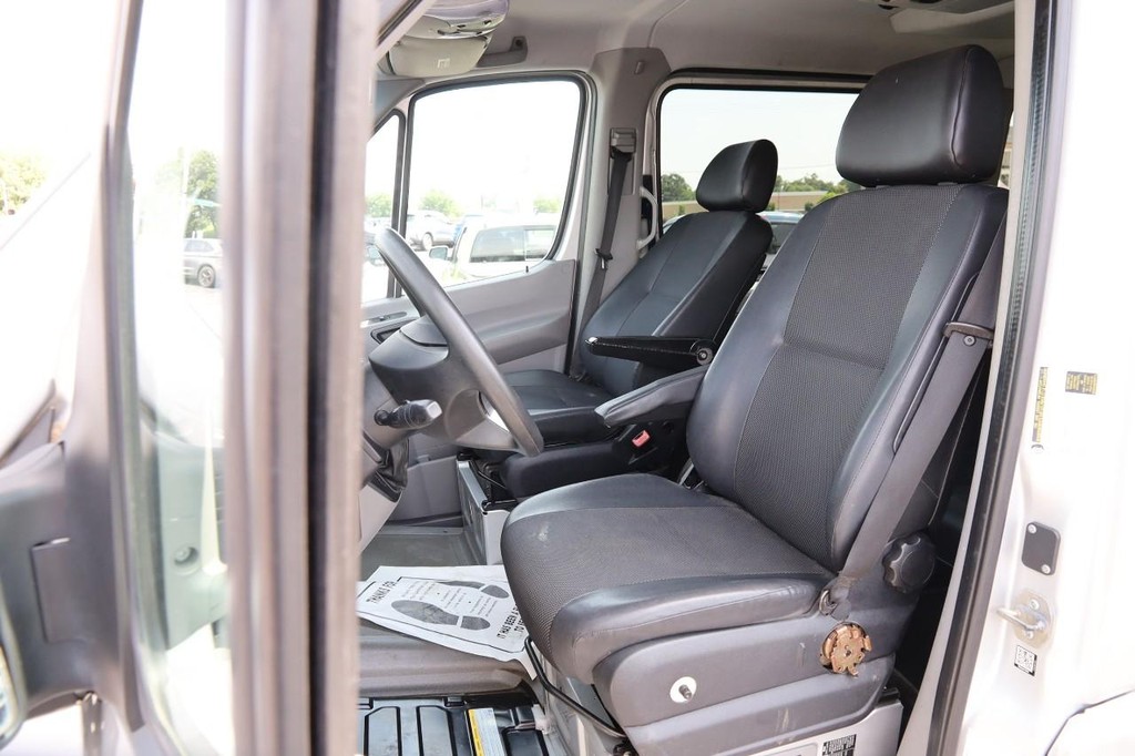 Mercedes-Benz Sprinter Crew Vans Vehicle Full-screen Gallery Image 9