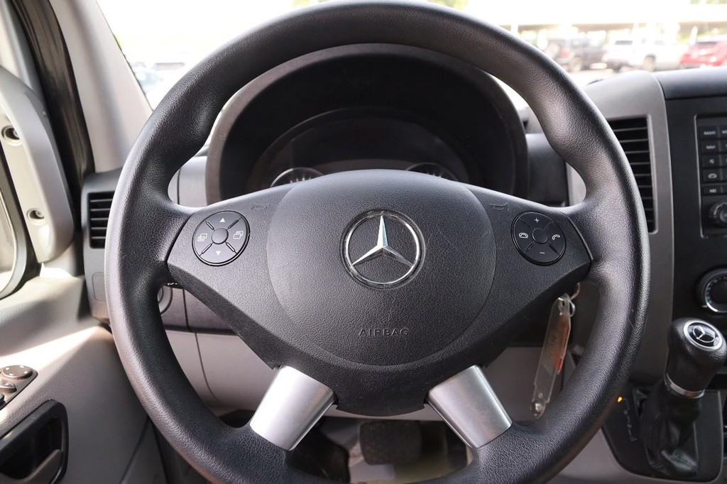 Mercedes-Benz Sprinter Crew Vans Vehicle Full-screen Gallery Image 10