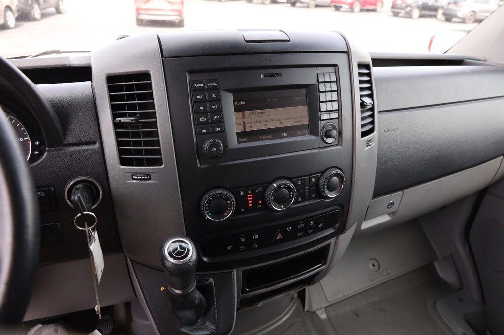 Mercedes-Benz Sprinter Crew Vans Vehicle Full-screen Gallery Image 15