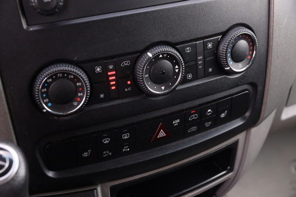 Mercedes-Benz Sprinter Crew Vans Vehicle Full-screen Gallery Image 17
